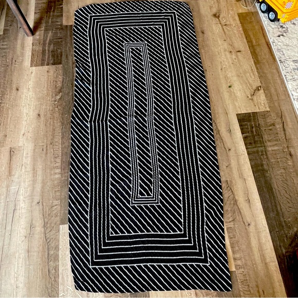 Melanie Lyne Rectangular Black and White Pleatted Scarf - Picture 5 of 7